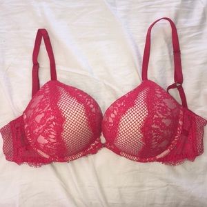 Victoria’s Secret bombshell plunge bra